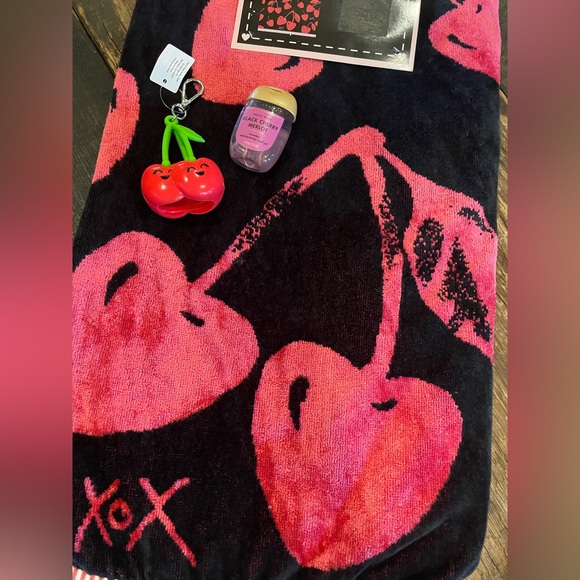 BETSEY JOHNSON NWT Cherry Print Beach Towel AND BATH & BODY WORKS PocketBac SET - Picture 8 of 10